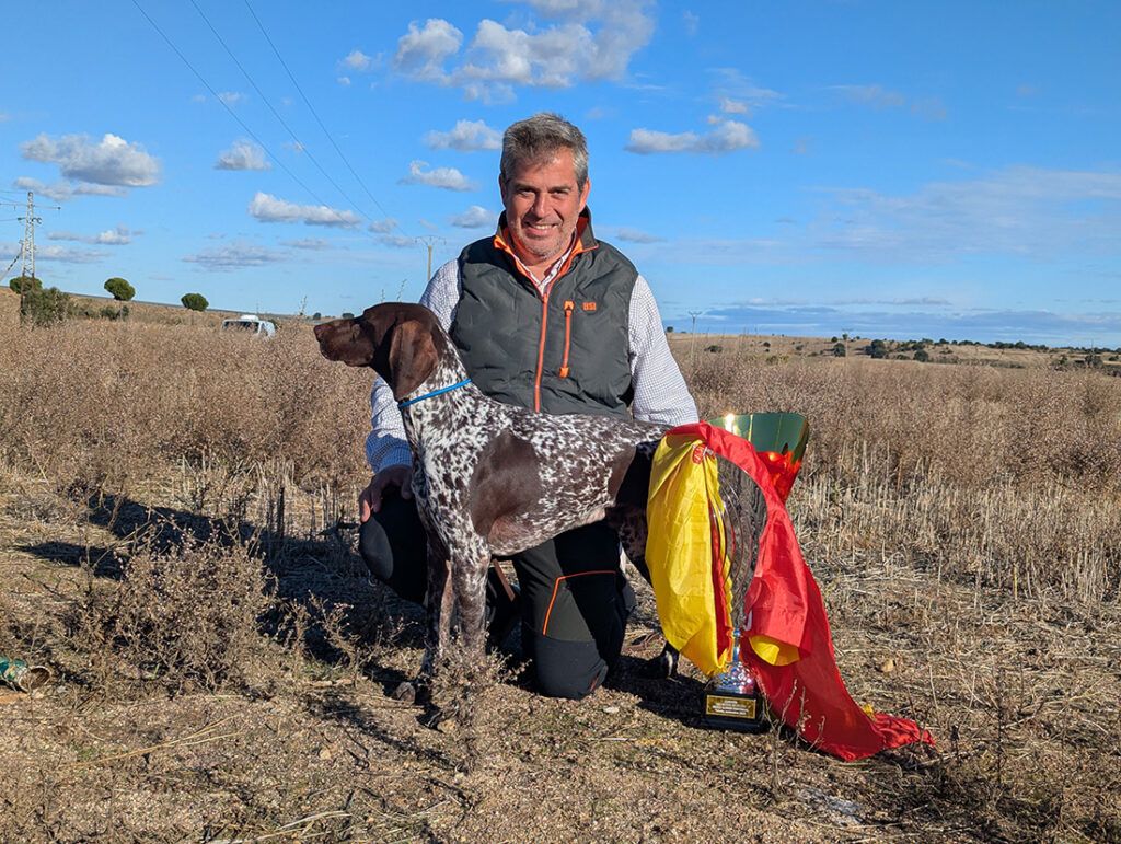 La Sociedad de Caza de Belalcázar y la FAC felicitan a Javier García por su Campeonato del Mundo de Caza Práctica Braco Alemán 2025