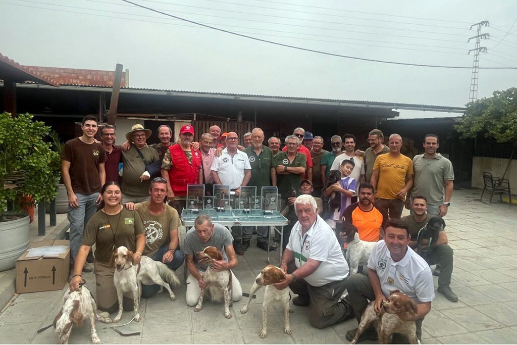 Treinta y siete perros de muestra se dieron cita en la prueba organizada por el Club de Amigos de San Huberto en Paradas